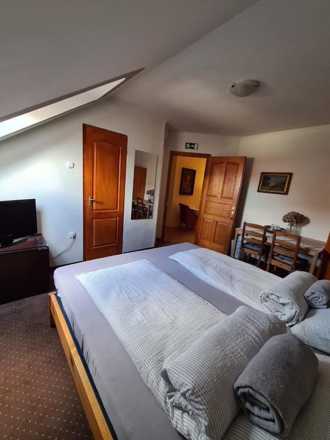Palantir Panzio Bed & Breakfast Miskolc Ngoại thất bức ảnh