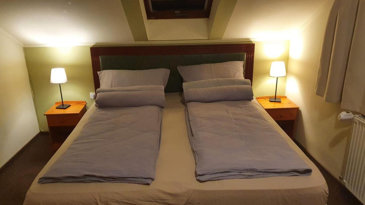 Palantir Panzio Bed & Breakfast Miskolc Ngoại thất bức ảnh