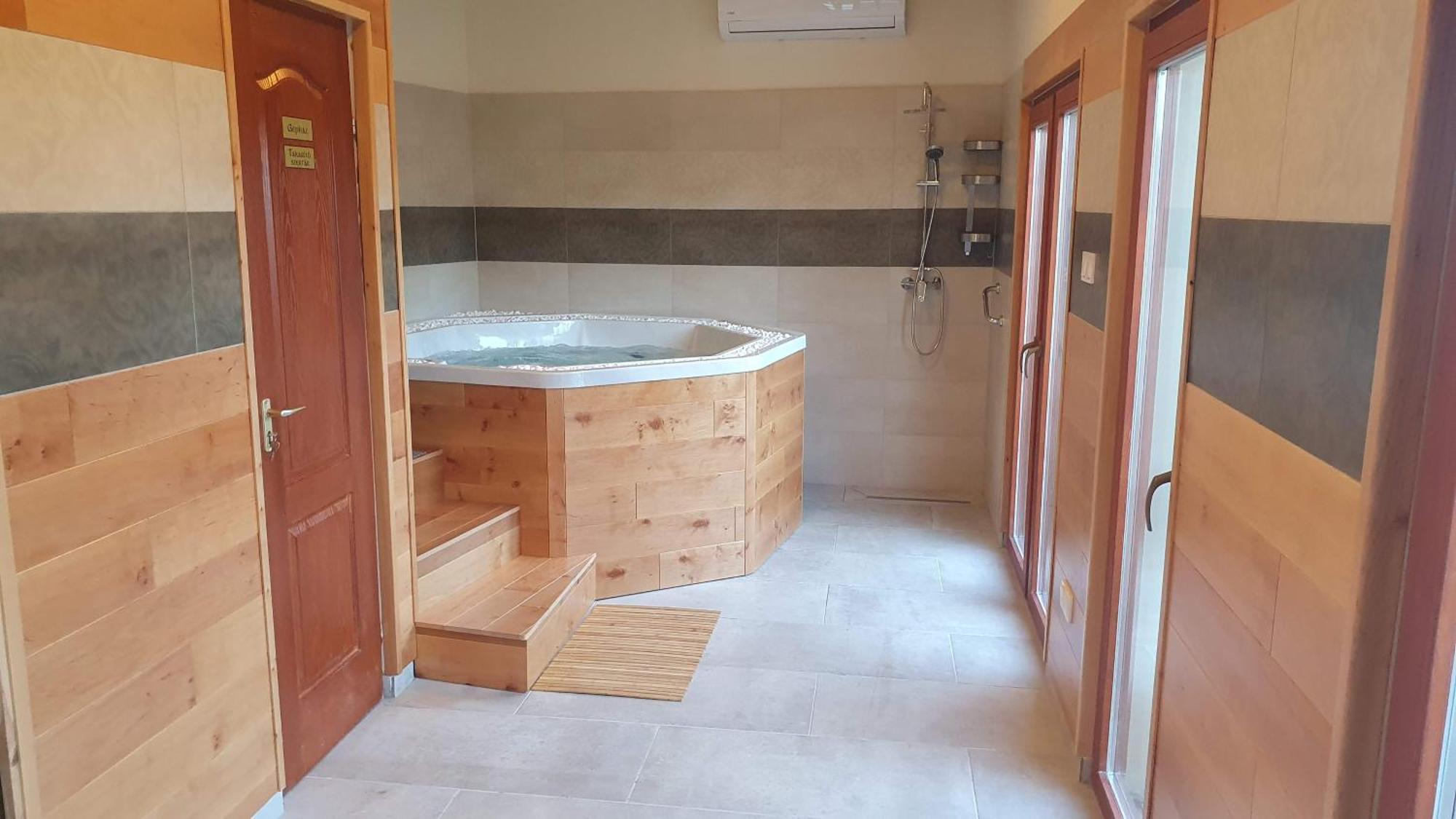 Palantir Panzio Bed & Breakfast Miskolc Ngoại thất bức ảnh